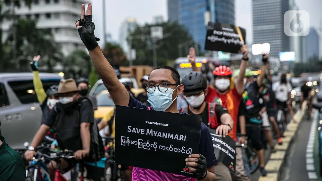 Aksi Bersepeda Mengecam Kudeta Militer Myanmar