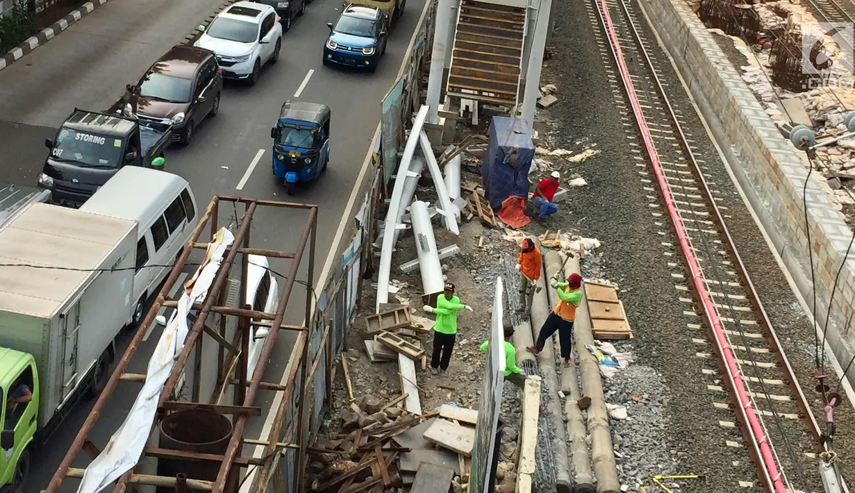 Pekerja menyelesaikan pembangunan proyek peron Stasiun Buaran di Jakarta Timur, Rabu (3/1). Proyek tersebut merupakan bagian program revitalisasi Kemenhub untuk meningkatkan pelayanan serta memudahkan aktivitas penumpang. (Liputan6.com/Immanuel Antonius)