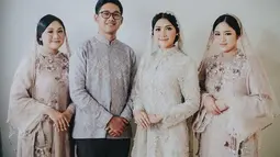 Erina merupakan anak ketiga dari 4 bersaudara. Ia memiliki dua orang kakak berna,a Allen Adam Gudono dan Nadya Gudono. Finalis Putri Indonesia 2022 juga memiliki seorang adik bernama Shania Gudono. (Liputan6.com/IG/erinagudono)