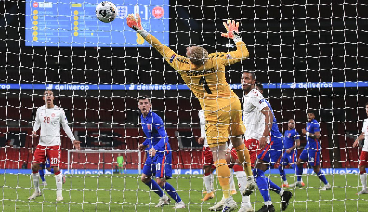 Penjaga gawang Denmark Kasper Schmeichel melakukan penyelamatan saat menghadapi Inggris pada pertandingan UEFA Nations League di Stadion Wembley, London, Inggris, Rabu (14/10/2020). Denmark menang 1-0. (Nick Potts/Pool via AP)