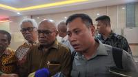 Kusnadi, staf dari Sekjen PDIP Hasto Kristiyanto mendatangi Gedung Bareskrim Polri, Jakarta untuk melaporkan tindakan penyitaan dari penyidik KPK, Kamis (13/6/2024). (Merdeka.com/ Bachtiarudin Alam)