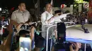 Calon Presiden RI Petahana, Joko Widodo bersama Cawapres Ma’ruf Amin menyapa pendukungnya saat berada di atas jeep menuju gedung KPU dari Tugu Proklamasi, Jakarta, Jumat (21/9). (Liputan6.com/Helmi Fithriansyah)