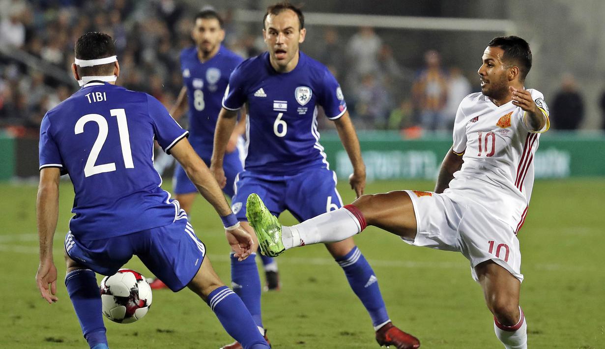 Gelandang Spanyol, Jonathan Viera, berusaha melewati penjagaan pemain Israel pada laga kualifikasi Piala Dunia 2018 di Stadion Teddy, Yerusalem,Senin (9/10/2017). Israel kalah 0-1 dari Spanyol. (AFP/Thomas Coex)