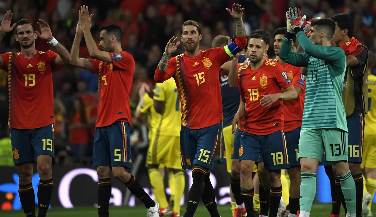 Para pemain Spanyol menyapa suporter merayakan kemenangan atas Swedia pada laga Kualifikasi Piala Eropa 2020 di Stadion Santiago Bernabeu, Madrid, Senin (10/6). Spanyol menang 3-0 atas Swedia. (AFP/Pierre-Philippe Marcou)