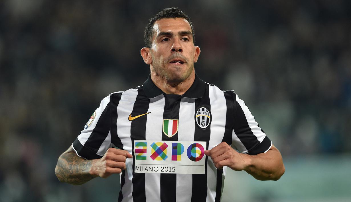 Carlos Tevez. Striker Argentina berusia 38 tahun yang berstatus tanpa klub sejak Juli 2021 setelah terakhir bermain untuk Boca Juniors sejak 2017/2018 ini pernah dua musim berseragam Juventus. Total ia mencetak 50 gol dan 19 assist di semua ajang musim 2013/2014 dan 2014/2015. (AFP/Giuseppe Cacace)