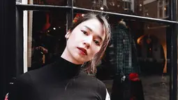 Bagi kamu punya rambut panjang, kamu bisa coba gaya rambut ala aktri kelahiran Berlin ini. Gaya rambut hair bun yang simpel seperti Laura ini bisa jadi alternatif bagi kamu yang tidak suka ribet. Gaya rambut pemain 'The Returning' ini simpel namun tetap cantik dan stylish.(Liputan6.com/IG/@laurabas)