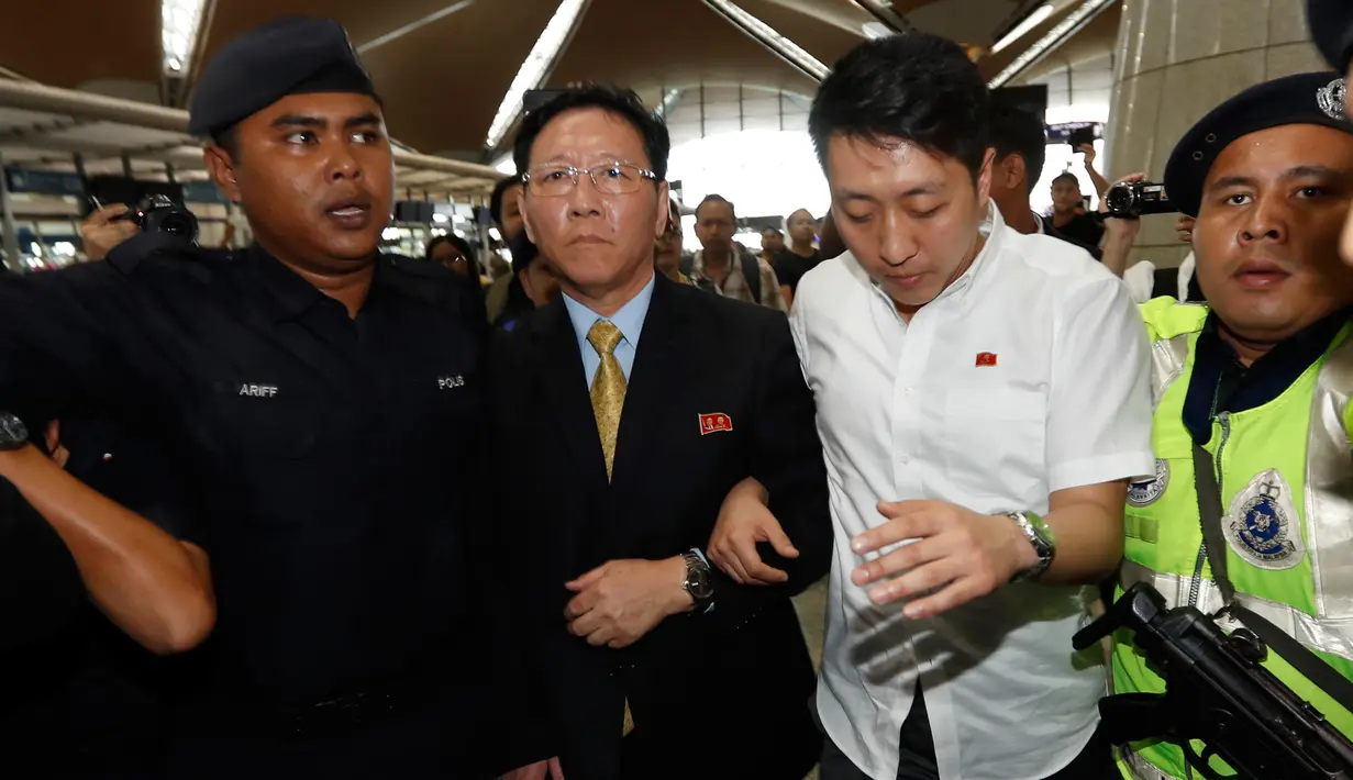 Duta besar Korea Utara untuk Malaysia, Kang Chol diusir pemerintah Malaysia, Sepang, Senin (6/3). Pengusiran Chol dilakukan terkait kematian Kim Jong-nam di Bandara Internasional Kuala Lumpur (KLIA2) pada Senin 13 Februari 2017. (AP PHOTO/Vincent Thian)