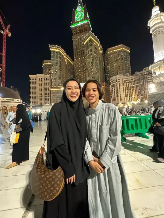 Sementara itu, BCL tampil dengan abaya dan kerudung hitam sambil membawa tas Louis Vuittonnya.  [@itsmebcl]