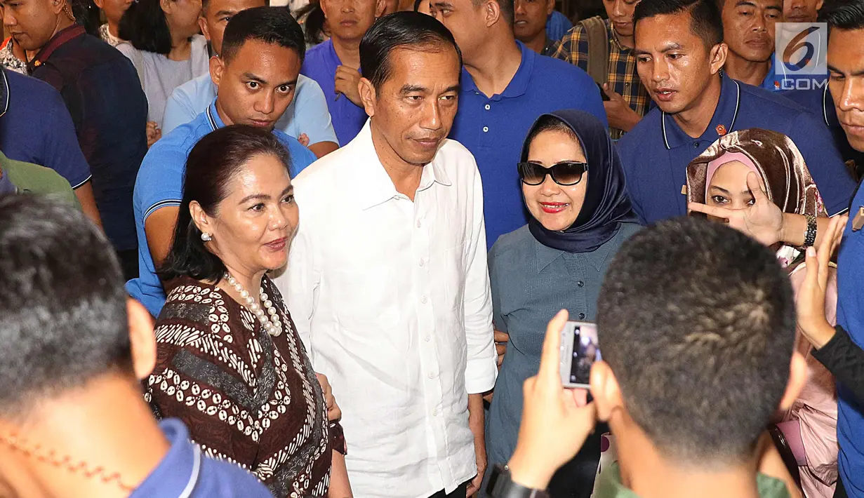 Presiden Joko Widodo foto bersama warga usai menonton film Dilan 1990 di Senayan City, Jakarta, Minggu, (25/2). Usai menonton film Dilan, Jokowi menyapa warga yang tengah berkunjung di mal tersebut. (Liputan6.com/Angga Yuniar)