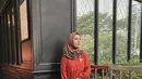 Cocok untuk hangout, padukan tunik model A-Line warna merah dengan rok plisket warna cream. Untuk hijab, kamu bisa memilih hijab dengan aksen bermotif seperti yang dikenakan influencer Dwi Handayani satu ini (Instagram/dwihandaanda).