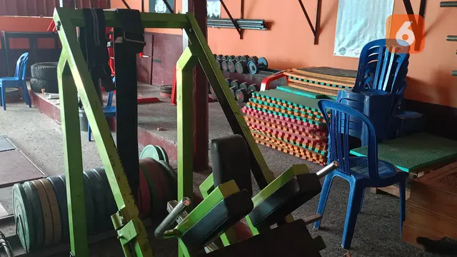 Kursi Plastik dan Penampakkan Buldog Gym, Tempat Latihan Rizki Juniansyah. (Rabu, 14/08/2024). (Yandhi Deslatama/Liputan6.com).