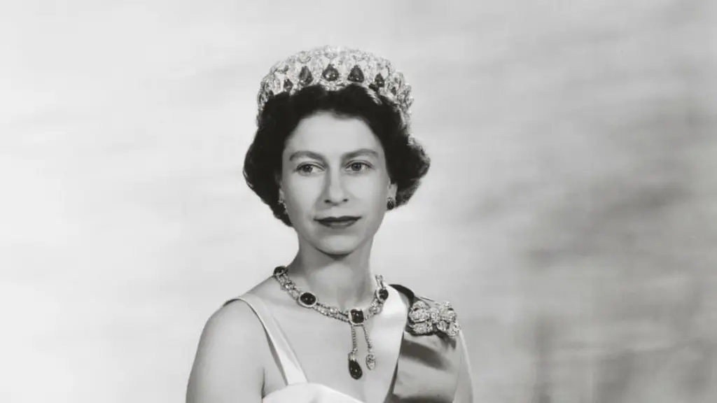 Pameran Mode Terbesar Memerlihatkan Koleksi Busana Ratu Elizabeth II. [@theroyalfamily]
