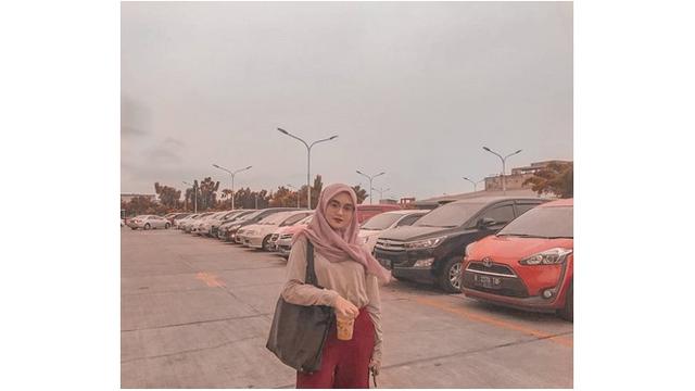 5 Potret Tia Septiana, Putri Mandra yang Bikin Salah Fokus