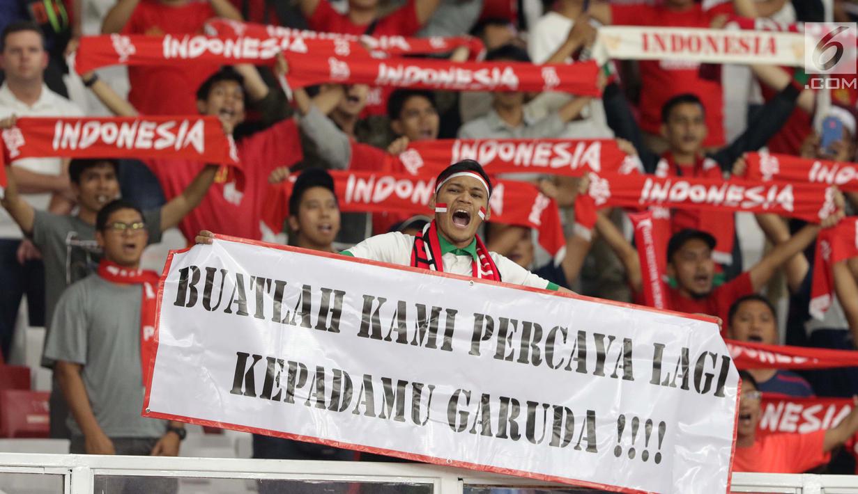 Suporter Tim Garuda membentangkan spanduk jelang menyaksikan Indonesia melawan Thailand pada laga Grup G Kualifikasi Piala Dunia 2022 zona Asia di Stadion Utama Gelora Bung Karno, Jakarta, Selasa (10/9/2019). Indonesia kalah 0-3. (Liputan6.com/Helmi Fithriansyah)