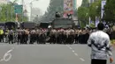 Ratusan anggota kepolisian bersiaga menutup ruas jalan Asia Afrika Jakarta, Selasa (15/9/2015). Sebagian ruas jalan Asia Afrika ditutup sementara saat para guru honorer melakukan aksi menuntut pengangkatan sebagai PNS. (Liputan6.com/Helmi Fithriansyah)