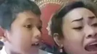Viral Video seorang ibu bernama Tante lala yang tengah mengajari anaknya menghafal Pancasila ini ramai beredar di media sosial. (Instagram/allartis)