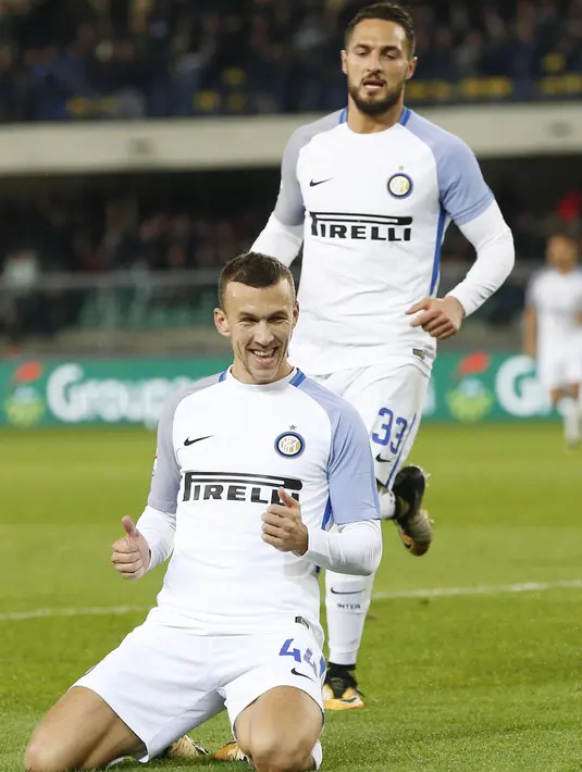 Pemain Inter Milan, Ivan Perisic (bawah) merayakan golnya ke gawang Verona pada lanjutan Serie A di Bentegodi stadium, Verona, (30/10/2017). Inter Milan menang 2-1. (Filippo Venezia/ANSA via AP)