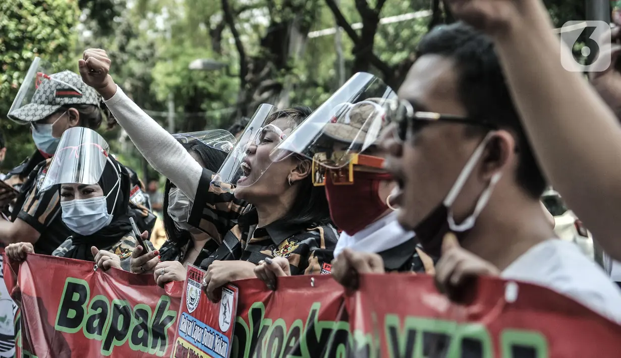 Massa pekerja seni dan hiburan malam berunjuk rasa di depan Gedung DPRD DKI Jakarta, Senin (5/10/2020). Dalam aksinya, massa menuntut Pemprov DKI Jakarta mencabut aturan PSBB dan membuka kembali tempat hiburan malam karena dinilai sangat menyulitkan ekonomi mereka. (merdeka.com/Iqbal S. Nugroho)