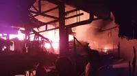 Kebakaran di Pasar Bawah Bukittinggi, Sabtu (11/9/2021). (Liputan6.com/ PMI Bukittinggi)