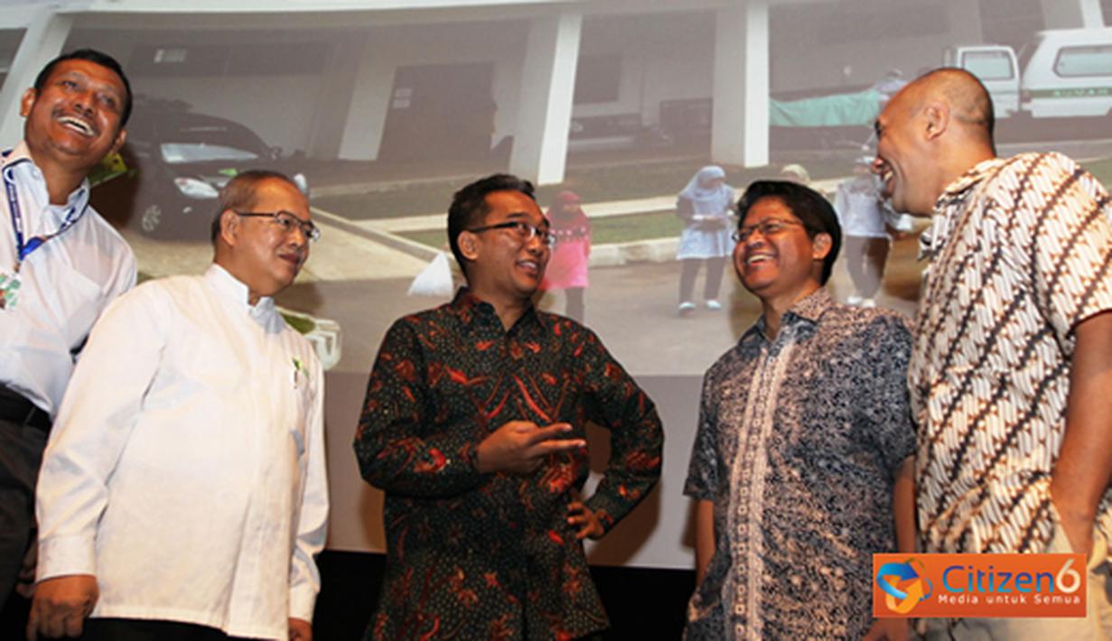 Citizen6, Jakarta: PLN menyalurkan bantuan Program Corporate Social Respinsibility (CSR) sebesar satu miliar kepada Dompet Dhuafa yang diserahkan langsung oleh Direktur Utama PLN Nur Pamudji, Rabu (23/5). (Pengirim: Agus Trimukti)