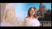Video klip single terbaru Rara LIDA berjudul Larut dalam Kepastian diambil di Moskow, Rusia. (Sumber: Tangkapan layar video klip Larut Tanpa Kepastian Youtube/3D Entertainment)