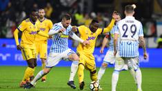 Gelandang Juventus, Kwadwo Asamoah berebut bola dengan gelandang SPAL, Jasmin Kurtic pada laga Serie A Italia di Stadion Paolo Mazza, Ferrara, Sabtu (17/3/2018). SPAL bermain imbang 0-0 dengan Juventus. (AFP/Miguel Medina)