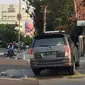 Mobil menutup sebagian badan trotoar di kawasan Jatinegara, Jakarta, Senin (24/9). Kondisi trotoar yang telah diperlebar Pemprov DKI Jakarta kini dipenuhi PKL dan parkir liar sehingga mengganggu kenyamanan pejalan kaki. (Liputan6.com/Immanuel Antonius)