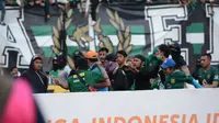 Bonek rusuh di Stadion Gelora Bung Tomo, Surabaya, Kamis (12/10/2017). (Bola.com/Zaidan Nazarul)