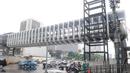 Kendaraan melintas jembatan penyeberangan orang (JPO) Bundaran Senayan di kawasan Jenderal Sudirman, Jakarta, Sabtu (5/1). Revitalisasi tiga di kawasan Sudirman ditargetkan selesai pada pertengahan Januari 2019. (Liputan6.com/Herman Zakharia)