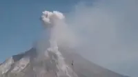 Sepanjang Selasa, Gunung Sinabung terjadi 3 kali guguran awan panas dengan luncuran sejauh 3,5 kilometer ke berbagai arah. 
