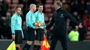 Manajer Liverpool, Juergen Klopp, protes kepada wasit usai laga Liga Inggris melawan Sunderland di Stadion Light, Inggris, Senin (2/1/2017). Kedua tim bermain imbang 2-2. (AP/Owen Humpreys)