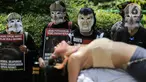 Massa yang tergabung dalam Koalisi Primates Fight Back menggelar teatrikal saat melakukan aksi di depan Kantor Kementerian Lingkungan Hidup dan Kehutanan, Jakarta, Senin (12/12/2022). Dalam aksinya mereka mendesak pemerintah untuk menetapkan monyet sebagai satwa dilindungi. (Liputan6.com/Faizal Fanani)