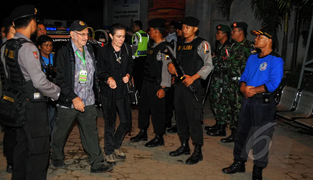 Kesedihan terlihat di wajah Angelita Muxfeldt, keluarga terpidana mati asal Brazil Rodrigo Gularte, saat berjalan keluar pasca pelaksanaan eksekusi di Nusakambangan, Cilacap, Jawa Tengah, Rabu (29/4/2015) dini hari. (Liputan6.com/Yoppy Renato)