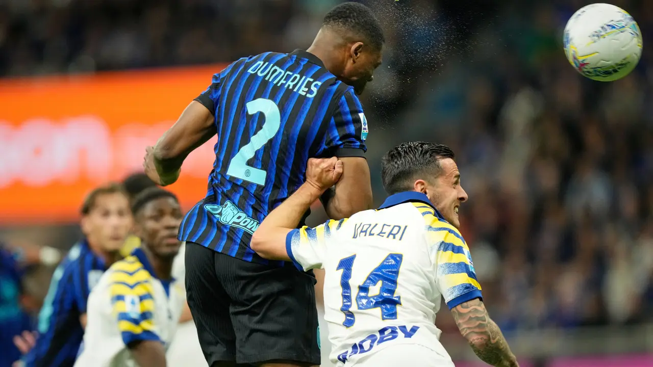 Pemain Inter Milan Denzel Dumfries menyundul bola di depan pemain Parma Emanuele Valeri