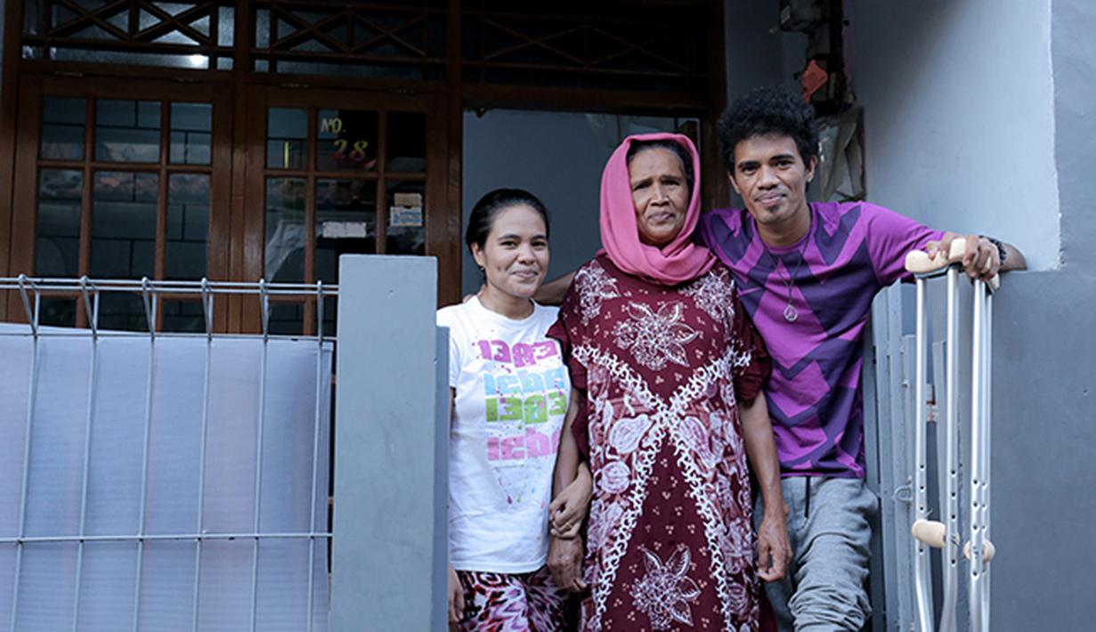 Alfin Tuasalamony bersama orang tua dan adiknya. (Bola.com/Peksi Cahyo)