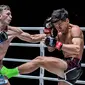 Stephen Irvine mengalahkan Focus PK Wor Apinya di ronde pertama ONE Fight Night 70 (Dok. ONE Championship)