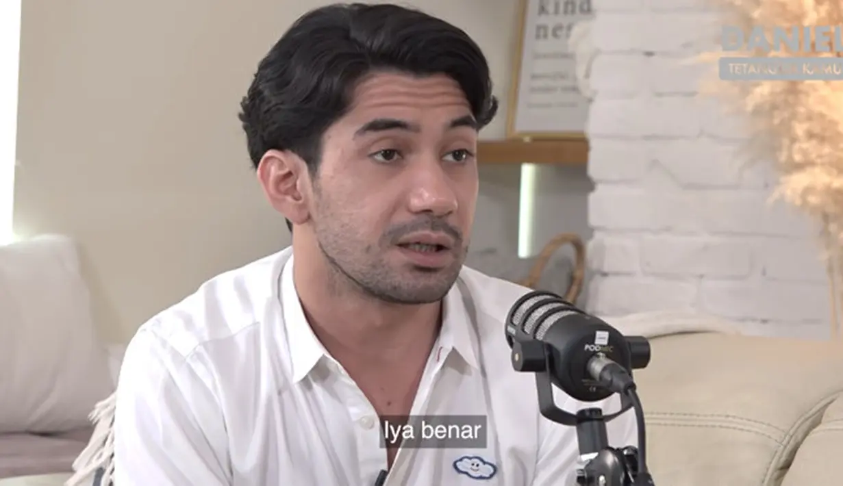 "Gue bahkan nggak tahu rupanya seperti apa, wujudnya gimana. Gue nggak tahu. Karena dia meninggalkan ibu gue dari gue umur 6 bulan. Jadi gue nggak punya gambaran sama sekali," lanjut Reza Rahadian.