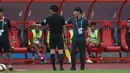 Bahkan, setelah itu, Shin Tae-yong masih terlihat berusaha mendekati hakim garis dan seolah ingin mendapatkan perhatian untuk menyampaikan protes terhadap keputusan wasit. (Bola.com/Ikhwan Yanuar)