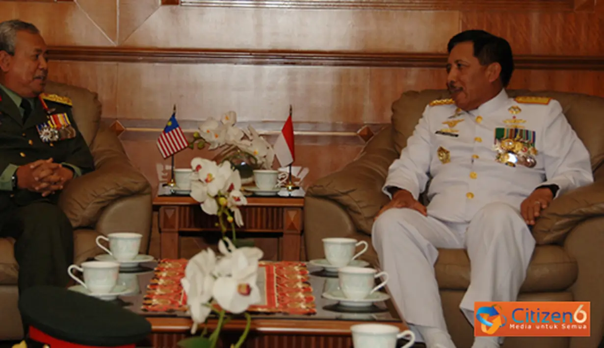 Citizen6, Jakarta: Panglima TNI  Marsma TNI Prayitno, menerima CC PAT Malaysia, YBhg Jeneral Tan Sri Dato’ Sri Zulkifeli bin Mohd Zin, di ruang tamu Panglima TNI, Merdeka Barat Jakarta, Selasa (17/7). (Pengirim: Badarudin Bakri).
