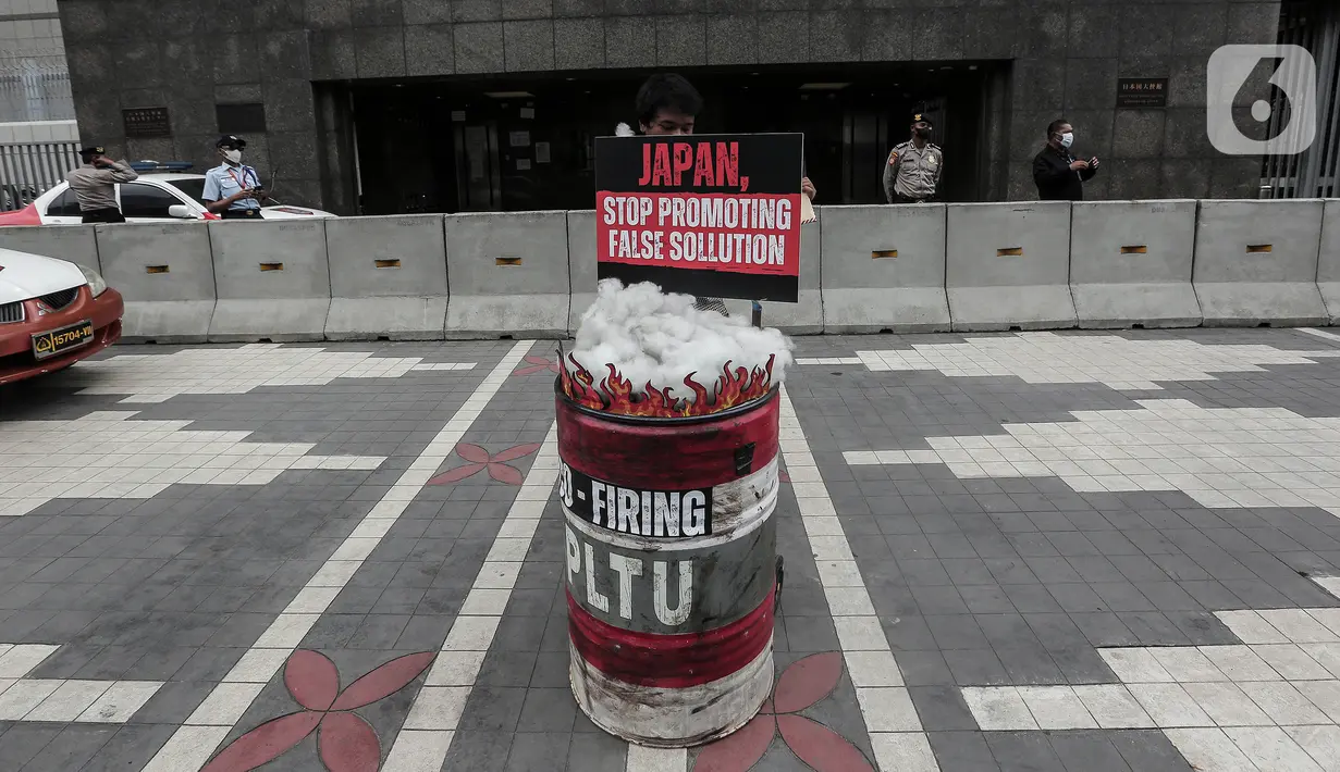 Aktivis Wahana Lingkungan Hidup Indonesia (Walhi) berunjuk rasa di depan Kantor Kedutaan Besar Jepang, Jakarta, Selasa (1/11/2022). Mereka menyampaikan protes terhadap pemerintah Jepang yang mempromosikan berbagai teknologi seperti co-firing hidrogen dan amonia, teknologi penangkapan dan penyimpanan karbont (CCS), serta penggunaan Liquid Natural Gas (LNG) untuk investasi sektor energi mereka melalui strategi GX (Green Transformation) karena dianggap solusi palsu dalam mengatasi krisis iklim. (Liputan6.com/Johan Tallo)