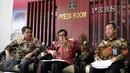 Menkumham Yasonna Laoly (tengah) memberikan penjelasan terkait surat pengaktifan kembali kepengurusan Golkar Munas Riau, Jakarta, Kamis (28/1/2016). SK Kepengurusan Partai Golkar Munas Riau diaktifkan untuk 6 bulan ke depan. (Liputan6.com/Johan Tallo)