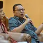 Wakil Ketua Komisi II DPR Lukman Edy (kanan) menjadi pembicara pada dialog Pilar Negara yang bertema "Urgensi Pembentukan Lembaga Pengkajian" di Ruang Presentasi Perpustakaan MPR, Jakarta, Kamis (12/2). (Liputan6.com/Andrian M Tunay)