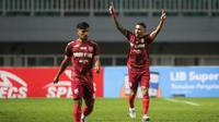 Pemain Persis Solo, Alberto Beto Goncalves melakukan selebrasi usai mencetak gol penyeimbang 1-1 ke gawang Martapura Dewa United dalam laga semifinal Liga 2 2021 di Stadion Pakansari, Bogor, Senin (27/12/2021). (Bola.com/Bagaskara Lazuardi)