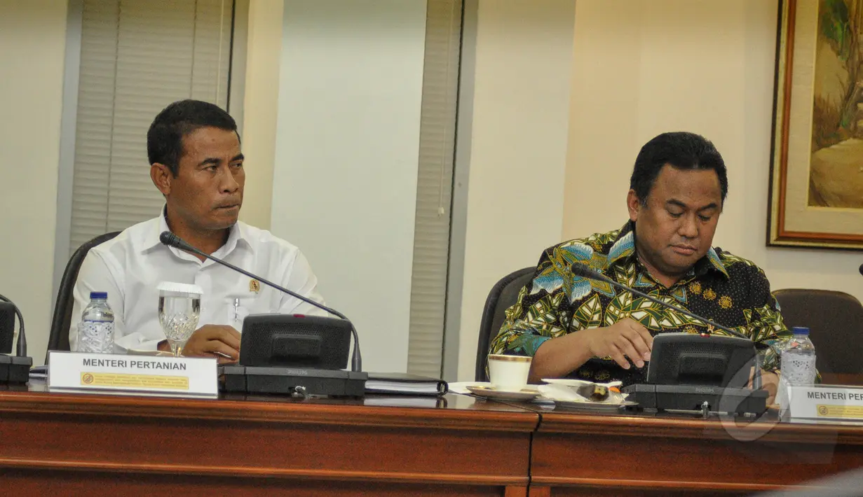 Menteri Pertanian dan Menteri Perdagangan saat menghadiri rapat terbatas di Kantor Presiden, Jakarta, Senin (6/4/2015). Rapat membahas tentang ketersediaan beras nasional (Liputan6.com/Faizal Fanani)