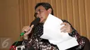 Plt Pimpinan KPK, Johan Budi menggelar konferensi pers terkait penetapan Bupati Morotai, Rusli Sibuea sebagai tersangka, Jakarta, Jumat (26/6/2015). Penetapan tersangka ini berdasarkan hasil pengembangan kasus Akil Mochtar. (Liputan6.com/Helmi Afandi) 