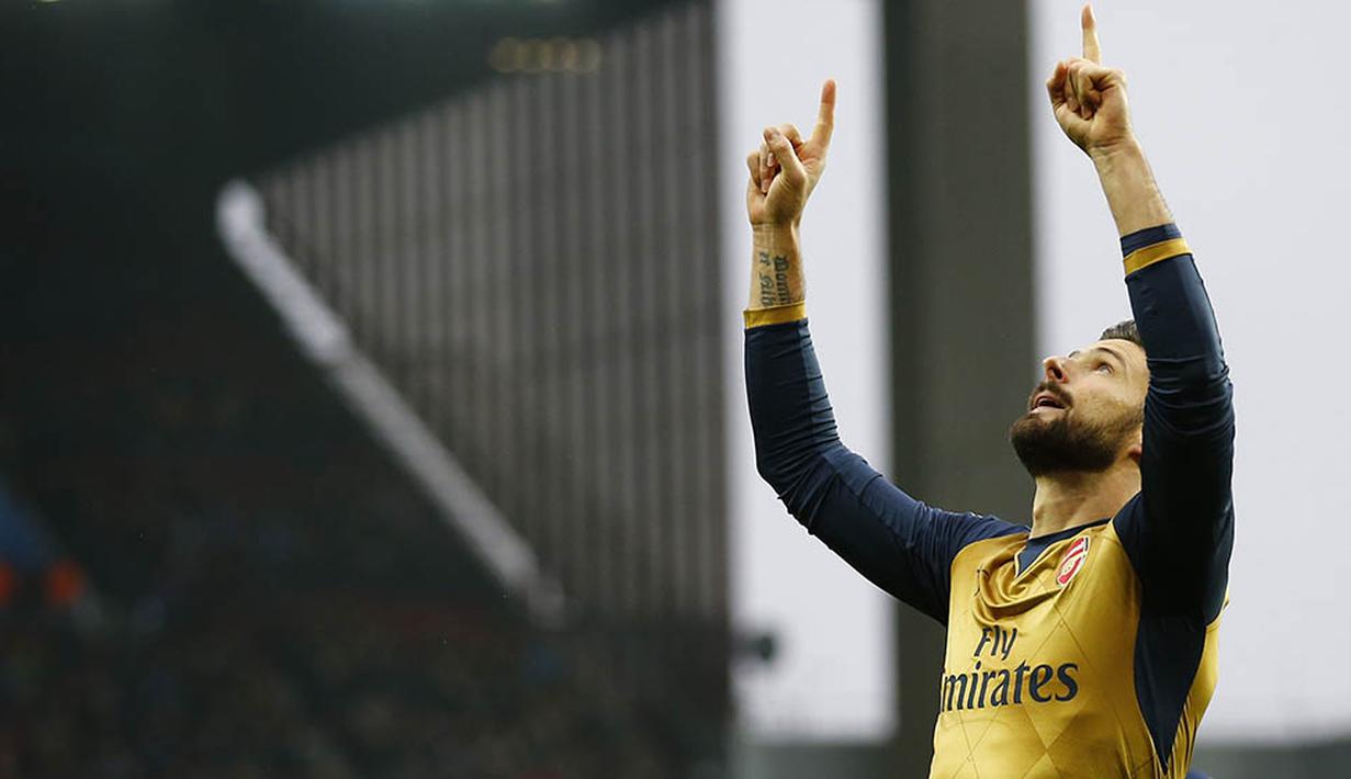 Penyerang Arsenal, Olivier Giroud merayakan gol yang dicetaknya ke gawang Aston Villa pada laga Liga Premier Inggris di Stadion Villa Park, Inggris, Minggu (13/12/2015). Arsenal menang 2-0. (Reuters/Darren Staples)