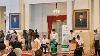 Presiden Joko Widodo atau Jokowi beserta Wakil Presiden Ma'ruf Amin membayarkan zakat melalui Badan Amil Zakat Nasional (BAZNAS) di Istana Negara Jakarta, Selasa (28/3/2023). (Liputan6.com/Lizsa Egeham)