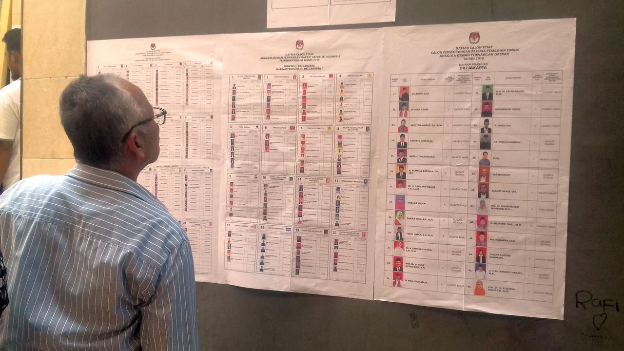 TPS 060 dan 061 di kelurahan Pisangan Timur, Kecamatan Pulo Gadung sudah dipadati warga.