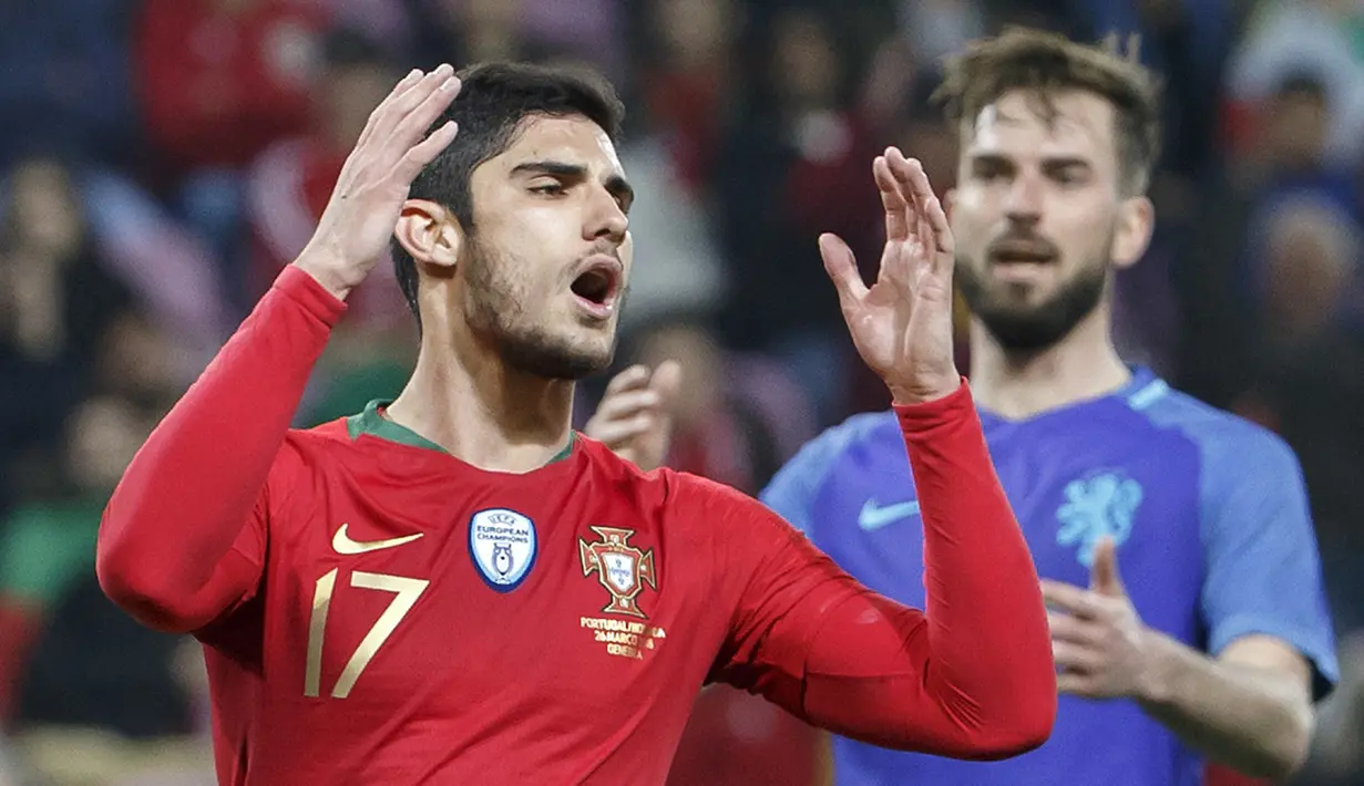 Gelandang Portugal, Goncalo Guedes, tampak kecewa saat melawan Belanda pada laga persahabatan di Stade de Geneve, Swiss, Senin (26/3/2018). Portugal kalah 0-3 dari Belanda. (AP/Salvatore Di Nolfi)
