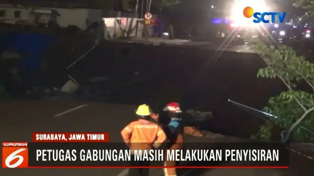 Petugas gabungan masih melakukan penyisiran di lokasi amblesnya Jalan Raya Gubeng untuk mengetahui apakah ada korban jiwa atau tidak.